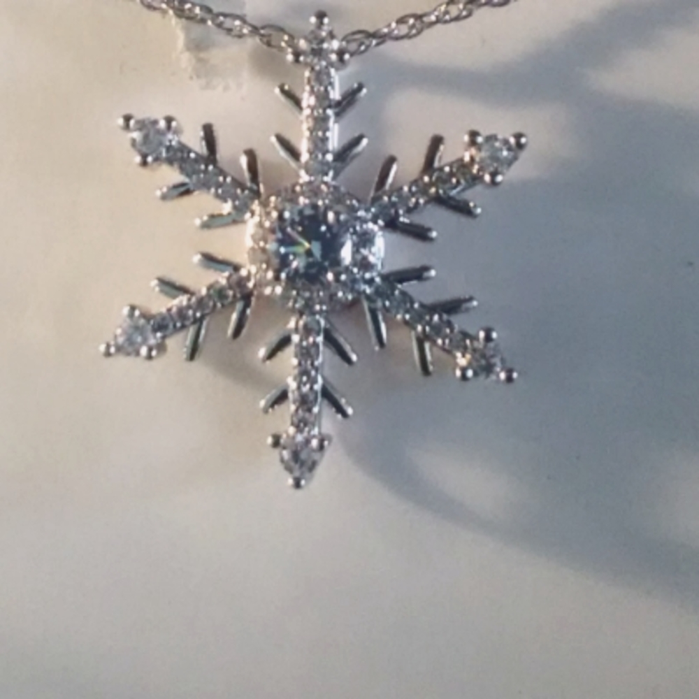 NWTS CZ SILVER PLATED SNOWFLAKE NECKLACE